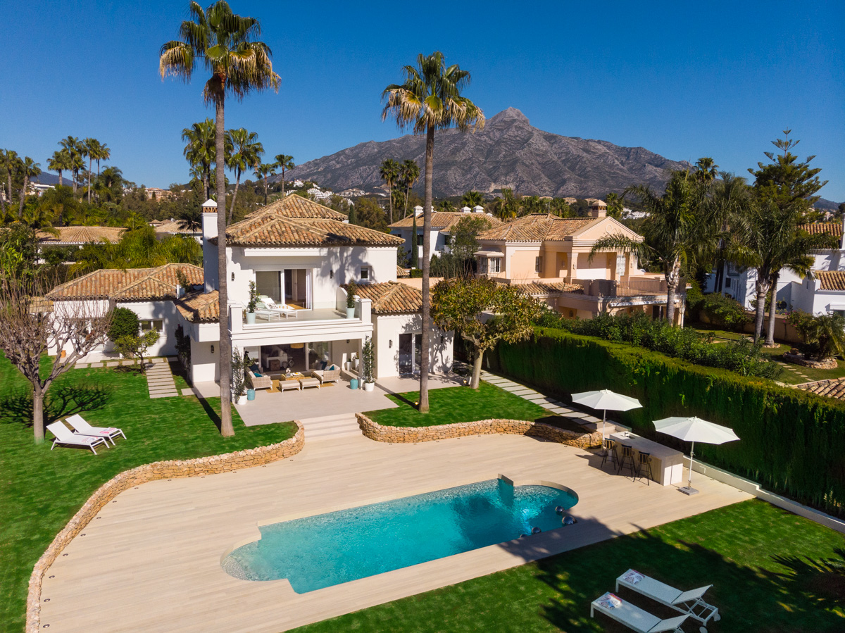 Frontline Golf Villa In La Cerquilla, Marbella 