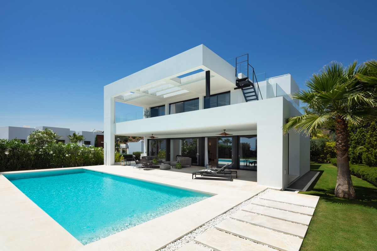 Villa with magnificent views in Nueva Andalucía | White Field